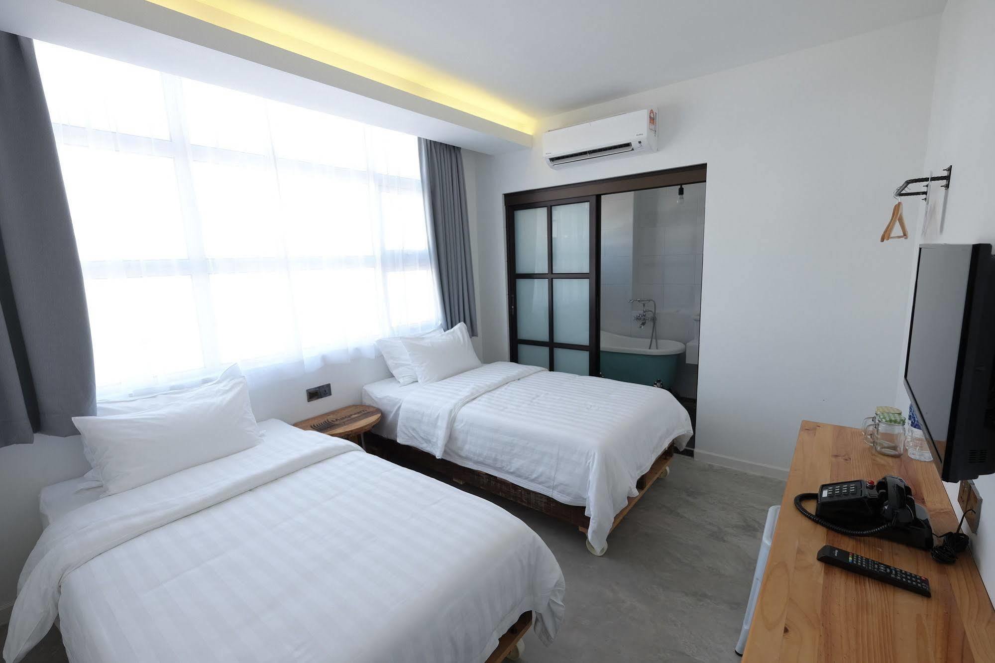 White Loft Hotel Malacca Bagian luar foto