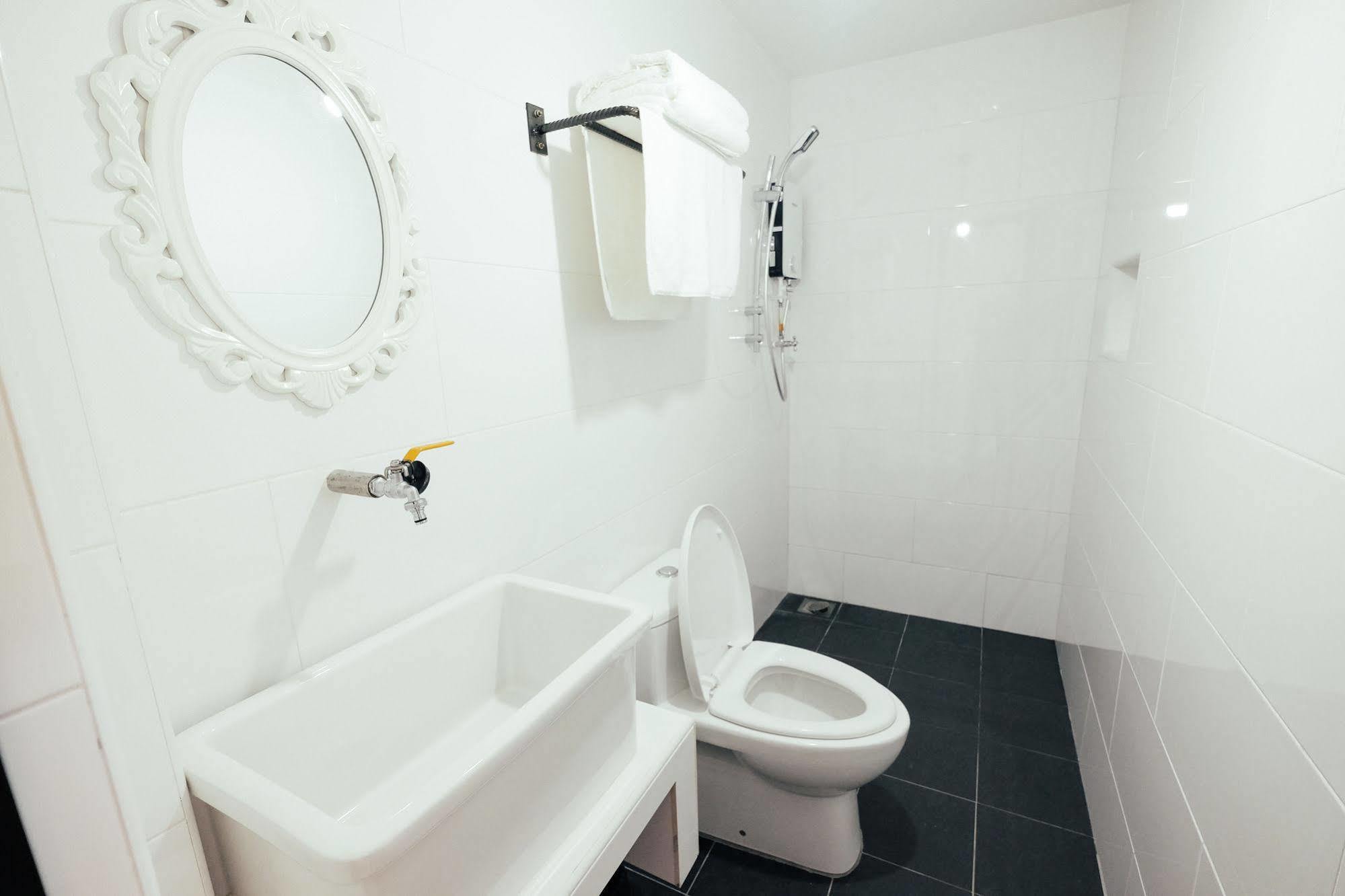 White Loft Hotel Malacca Bagian luar foto